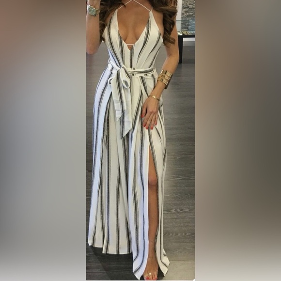 LILYFUL Striped Maxi Dress with Belt. It doesn't have the size label - Picture 1 of 12